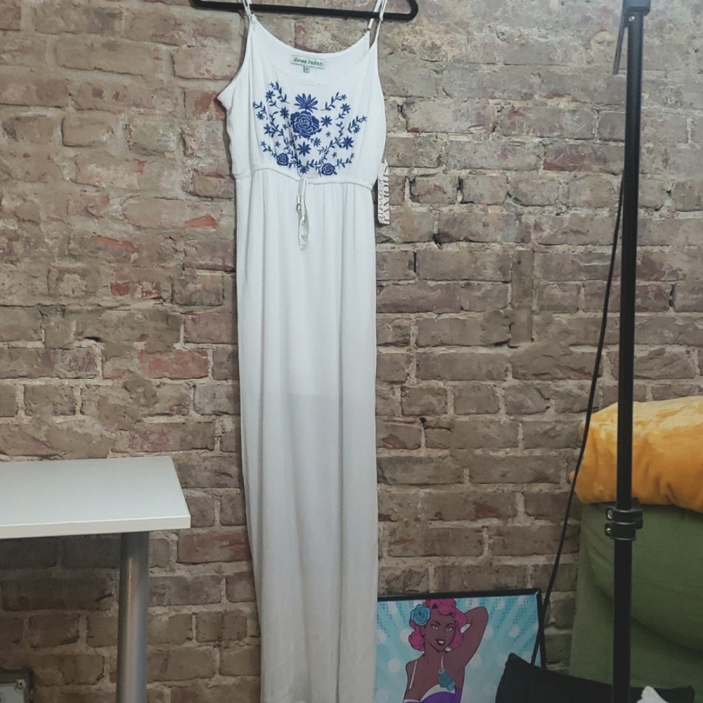 Almost Famous ladies dress size large white with blue flowers. Sleeveles…